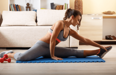 Chica haciendo deporte en casa