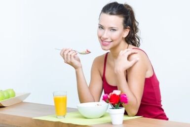 Niña comiendo ensalada