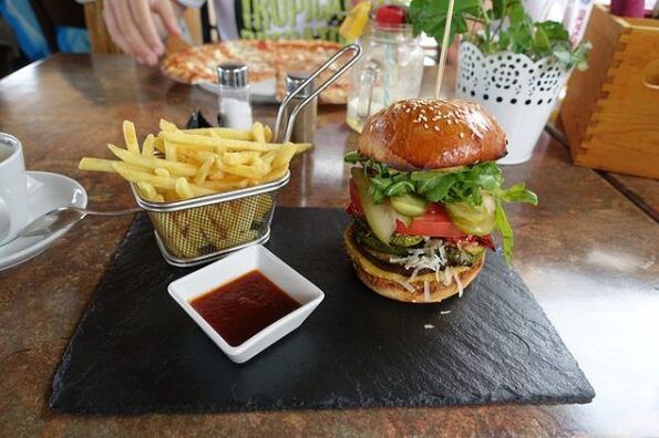 La comida rápida está prohibida durante una dieta. 